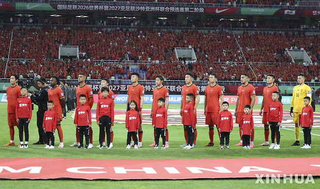 [선양=신화/뉴시스] 중국 축구 대표팀이 6일(현지시각) 중국 랴오닝성 선양에서 열린 '2026 국제축구연맹(FIFA) 북중미 월드컵' 아시아지역 2차 예선 C조 태국과의 경기에 앞서 국민의례를 하고 있다. 양 팀은 1-1로 비겼으며 태국은 오는 11일 약체 싱가포르와, 중국은 한국과 마지막 경기를 남겨두고 있다. 2024.06.07.