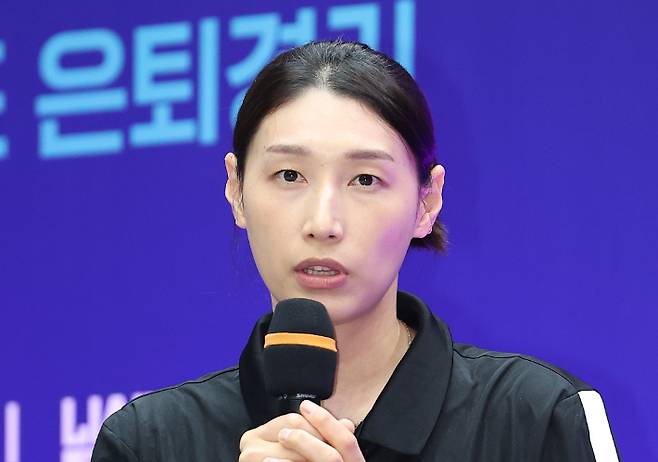 김연경이 7일 오후 서울 송파구 잠실 실내체육관에서 열린 '김연경 국가대표 은퇴 경기 미디어 데이'에서 취재진의 질문에 답하고 있다. 연합뉴스