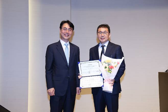 이영찬 교수가 우수 논문상을 수상하고 있다. 동국대 제공