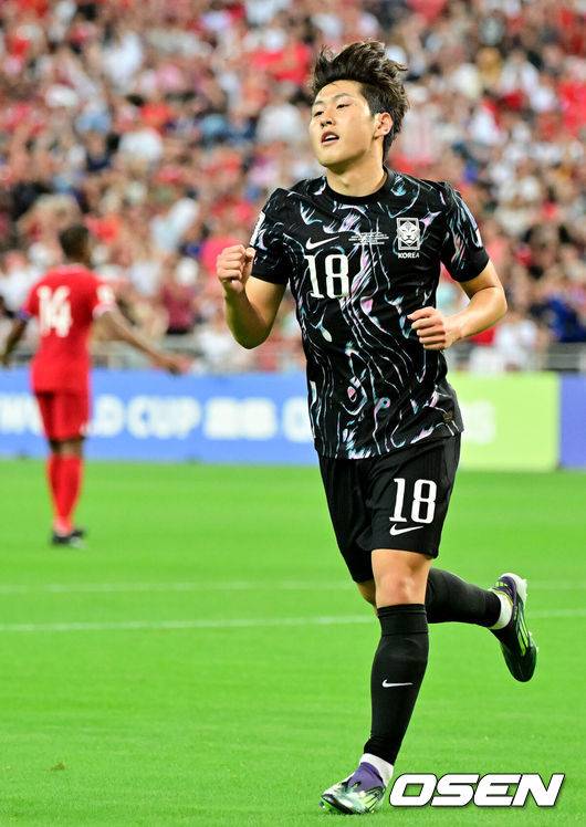 [OSEN=칼랑(싱가포르), 조은정 기자]김도훈 임시감독이 이끄는 대한민국과 싱가포르의 2026 FIFA&nbsp;북중미 월드컵 아시아 2차 예선 C조 5차전이 6일(한국시간) 오후 9시 싱가포르 칼랑에 위치한 싱가포르 더 내셔널 스타디움에서 열렸다.각 조 1・2위에 3차 예선 진출 자격이 주어지는 가운데 한국은 싱가포르와 5차전에서 비기기만 해도 11일 중국과 6차전 경기 결과와 상관없이 3차 예선행을&nbsp;확정한다. 심지어&nbsp;5차전에서 한국이 패해도&nbsp;태국이 승점을 챙기지 못한다면&nbsp;3차 예선으로 향할 수 있다.후반 대한민국 이강인이 골을 성공시키고 환호하고 있다. 2024.06.06 /cej@osen.co.kr