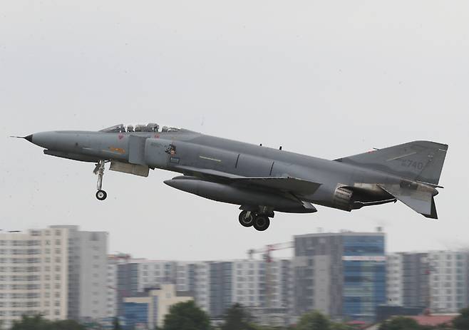 공군 F-4E 전투기가 20일 경기 수원시 공군 제10전투비행단에서 이륙을 하고 있다. 세계일보 자료사진