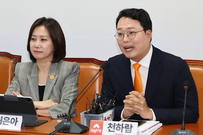 천하람 개혁신당 원내대표(오른쪽)가 5월27일 오전 서울 여의도 국회에서 열린 최고위원회의에서 발언하고 있다. ⓒ연합뉴스