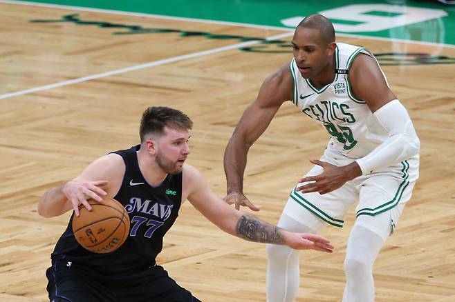 보스턴 알 호포드가 7일 NBA 챔프 1차전에서 댈러스 루카 돈치치를 막고 있다. AFP연합