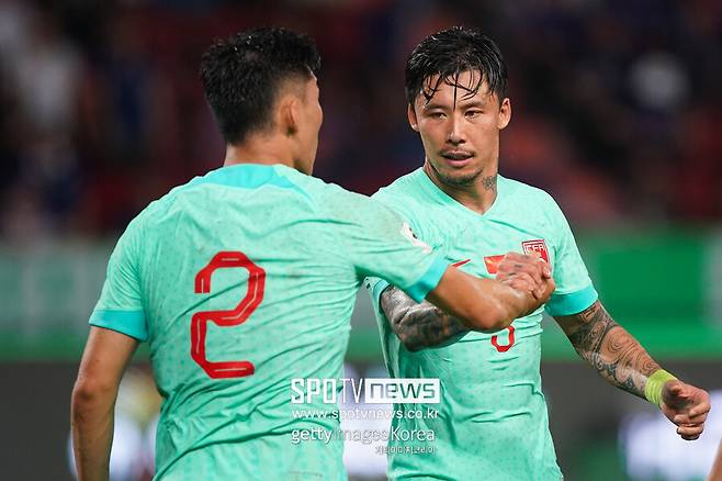 ▲ 김도훈 임시 감독이 이끈 한국 축구대표팀이 6일 오후 9시 싱가포르 국립경기장에서 2026 국제축구연맹(FIFA) 북중미 월드컵 아시아지역 2차예선 조별리그 C조 5차전 원정 경기에서 싱가포르를 7-0으로 크게 이겼다. 이날 승리로 4승 1무 승점 13점을 기록한 한국은 조 1위를 확정했다. 오는 11일 중국과 최종전 결과에 상관없이 최종예선 진출에도 성공했다. 그러나 3차 예선에서 톱시드를 받으려면 중국전도 이겨야 한다. 로테이션 없이 승리를 정조준하면서 한국 원정을 앞둔 중국은 2차 예선 탈락 우려가 커지고 있다.