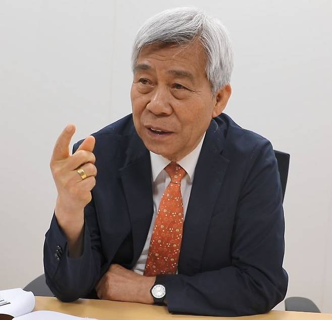 연합뉴스와 인터뷰 중인 강창희 대표 [촬영 홍지희]