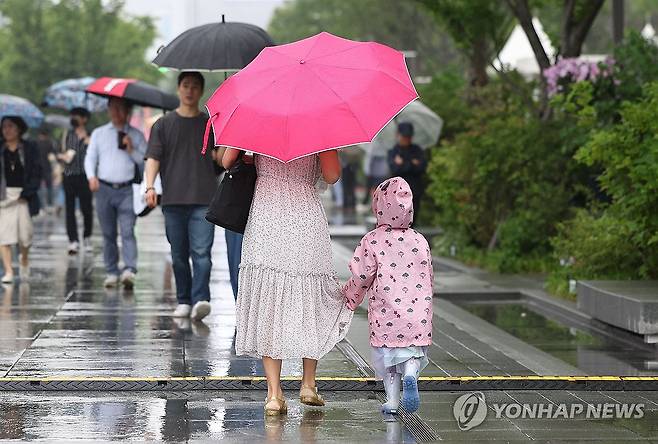 비 내리는 주말 [연합뉴스 자료사진]