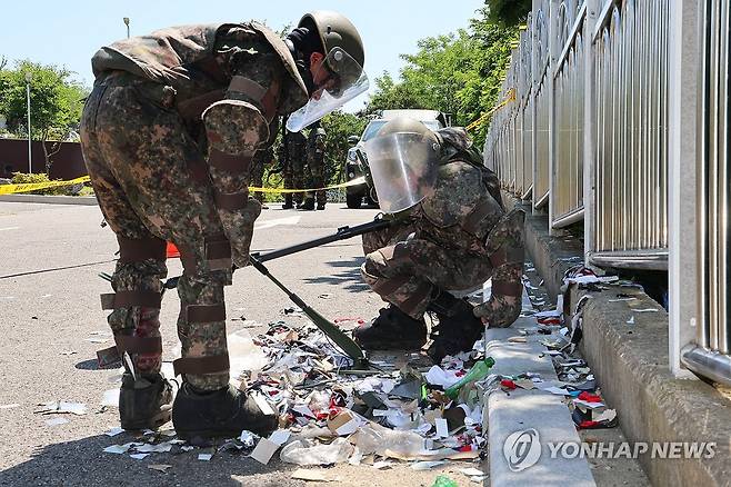 지뢰 탐지기로 북한 오물 풍선 잔해 확인하는 군인들 [연합뉴스 자료사진]