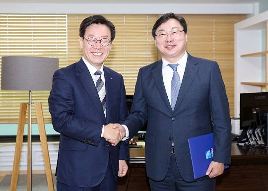 지난 2018년 7월 당시 이화영 경기도 연정부지사가 이재명 경기도지사로부터 임명장을 받고 기념사진을 찍는 모습. 사진=뉴스1