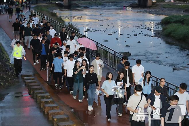 8일 오후 대구 수성교 신천둔치에서 대구시의사회 주최로 열린 '의료정상화 기원 별빛건강걷기대회'에 참여한 의대생, 전공의, 개원의 등이 희망교를 향해 걷고 있다. 2024.6.8/뉴스1 ⓒ News1 공정식 기자