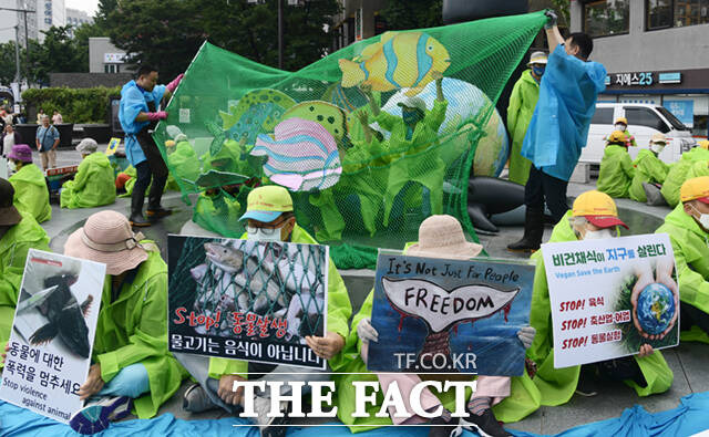 한국채식연합 등 시민단체 회원들이 8일 오후 서울 종로구 인사동 북인사마당에서 '세계 해양의 날'을 맞아 바다를 살리는 비건(VEGAN) 채식 동참을 촉구하며 퍼포먼스를 하고 있다. /이새롬 기자