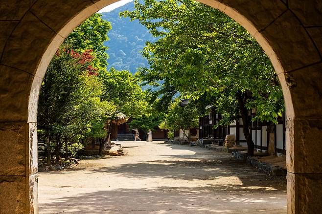 '에코월드' 안에 있는 '가은오픈세트장'은 평양성, 고구려성, 안시성 등을 실제처럼 재현해놓은 사극 세트장이다. 외국인 관광객들이 내부를 둘러보고 있다. / 양수열 영상미디어 기자