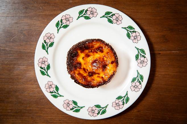 달걀 노른자와 우유, 설탕 등을 졸여내듯 끓여 익힌 크림은 활화산에서 흘러내린 마그마마냥 끈적하고 농밀했다. /김용재 영상미디어 기자