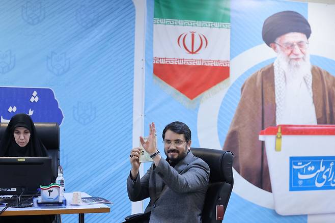 메흐르다드 바즈르파쉬 이란 교통부 장관이 이란 대선 후보 등록 마지막 날인 3일 이란 테헤란의 내무부에서 후보 등록을 하고 있다. 선거는 28일 열린다./EPA 연합뉴스