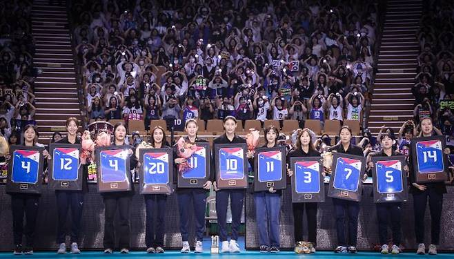 김연경 국가대표 은퇴 경기가 일 오후 서울 송파구 잠실실내체육관에서 열렸다. 이날 김연경, 김수지, 황연주, 한송이 등 배구 레전드들이 포즈를 취하고 있다. ⓒ데일리안 방규현 기자