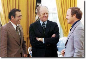 제럴드 포드 대통령(가운데)이 도널드 럼즈펠드 백악관 비서실장(왼쪽), 딕 체니 비서실 차장(오른쪽)과 얘기하는 모습. 제럴드 포드 대통령 도서관 홈페이지