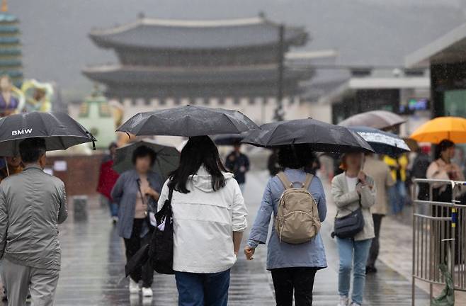 8일 전국 대부분 지역에 비가 내린 가운데 제주도 산지 및 남부 산간 지역에는 호우주의보가 발령됐다. 뉴스1