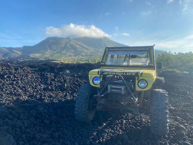 발리 북부 화산 지형인 블랙라바 지프 투어 차량.