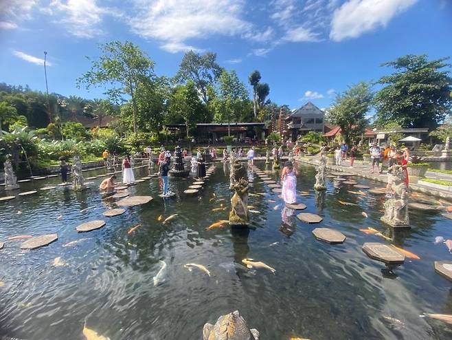 발리 수상 템플인 띠르따강가.