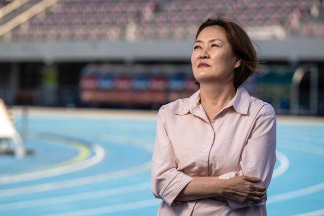 1986 서울 아시안게임 '육상 3관왕'의 주인공 임춘애 경기도청 직장운동경기부 지원협력관이 지난달 14일 경기 수원종합운동장에서 과거를 회상하고 있다. 수원=박시몬 기자