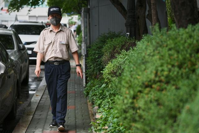 서울의 한 아파트 경비원의 모습. 한국일보 자료사진