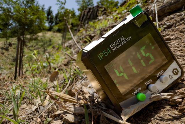 지난 4일 봉산 동쪽 사면 가좌로 방면 벌목·조림지의 경사도를 측정한 모습. 경사도가 30도 중반에서 40도 후반까지 이르는, 안정적으로 서 있기 어려운 급경사지에 편백나무 묘목들이 식재돼 있다.