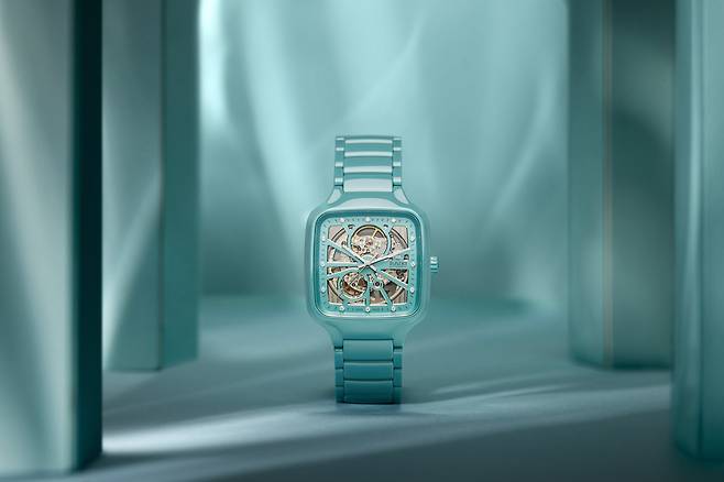 은은한 터쿼이즈 컬러 하이테크 세라믹을 사용한 버전도 출시한다. [사진 라도]