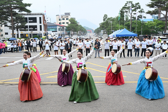 ▲ 제25회 강원도민달리기 평창군대회가 8일 오전 8시 평창군청 광장에서 각급 기관 단체장, 주민 등 1000여명이 참가한 가운데 열려 호국영령을 추모하고 주민들이 화합하며 지역발전의 의지를 결집했다.신현태