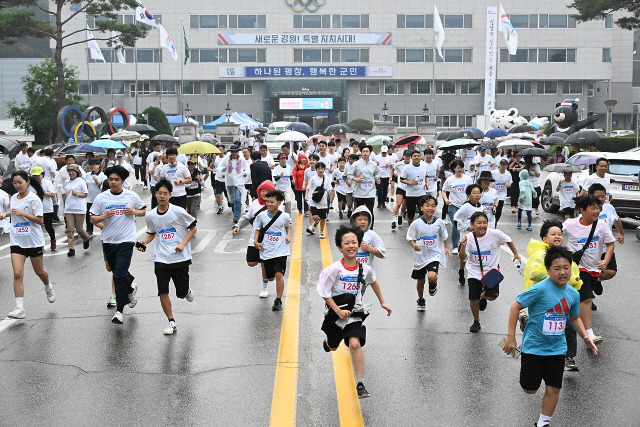 ▲ 제25회 강원도민달리기 평창군대회가 8일 오전 8시 평창군청 광장에서 각급 기관 단체장, 주민 등 1000여명이 참가한 가운데 열려 호국영령을 추모하고 주민들이 화합하며 지역발전의 의지를 결집했다.신현태