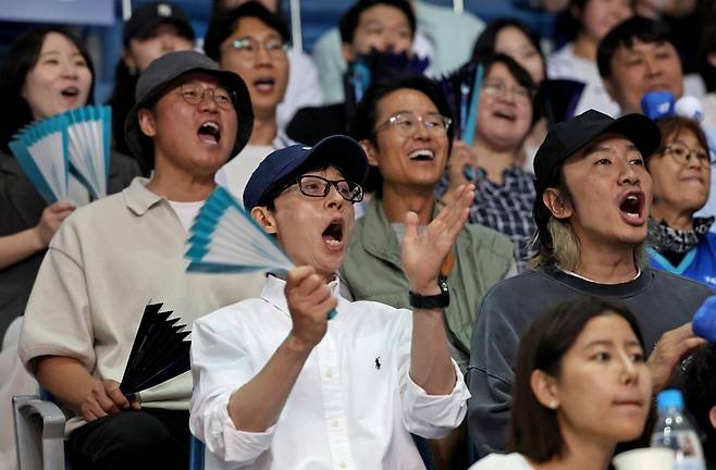 (왼쪽부터) 나영석 PD와 방송인 유재석, 이광수가 김연경 국가대표 은퇴경기를 관람하고 있다. 사진=뉴스1