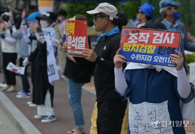 이화영 전 경기도 평화부지사의 1심 선고 결과를 앞둔 7일 오후 수원지방법원 앞에서 열린 친명단체인 정치한잔 회원들이 대통령 탄핵 및 영부인 구속을 외치고 있다. 경기일보DB