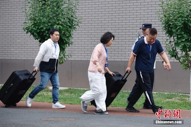 중국 당국 관계자들이 ‘가오카오’ 시험지를 조심스럽게 운반하고 있는 모습.  <차이나뉴스>
