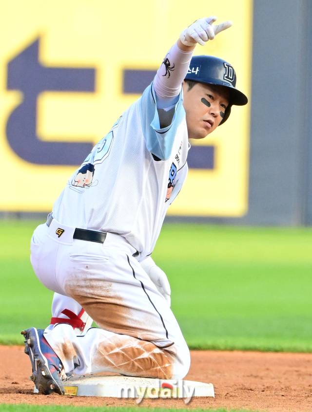 2024년 6월 8일 서울 잠실야구장에서 '2024 신한 SOL Bank KBO리그' KIA 타이거즈와 두산 베어스의 경기가 열렸다. 두산 양의지가 4회말 2사 2.3루서 2타점 역전 2루타를 친 뒤 기뻐하고 있다./잠실 = 유진형 기자 zolong@mydaily.co.kr