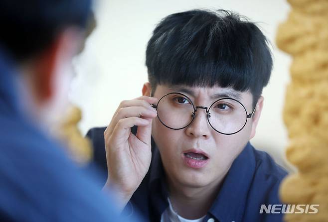 [서울=뉴시스] 홍효식 기자 = 유튜버 '춤추는곰돌'이 지난 4일 서울 종로구 한 스튜디오에서 뉴시스와 인터뷰에 앞서 포즈를 취하고 있다. 2024.06.07. yesphoto@newsis.com