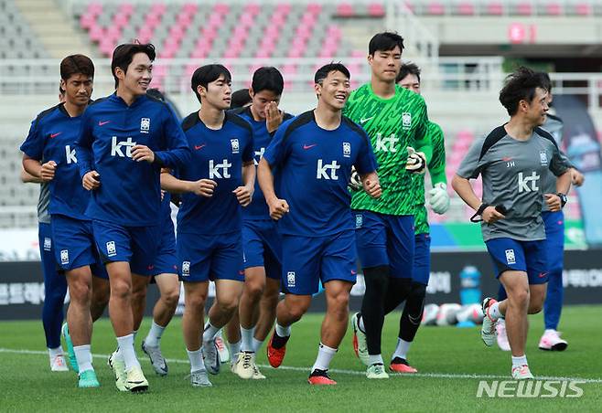 [고양=뉴시스] 고범준 기자 = 2026 국제축구연맹(FIFA) 북중미 월드컵 아시아 지역 2차 예선 조별리그 C조 6차전 중국과의 경기를 앞둔 축구대표팀 황희찬 등 선수들이 8일 오후 경기 고양시 고양종합운동장에서 가볍게 런닝을 하며 몸을 풀고 있다. 2024.06.08. bjko@newsis.com