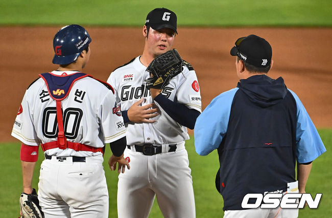 [OSEN=부산, 이석우 기자] 7일 부산 사직야구장에서 2024 신한 SOL 뱅크 KBO 리그 롯데 자이언츠와 SSG 랜더스의 경기가 열렸다. 홈팀 롯데는 이민석이 데뷔 첫 선발승에 도전하고 원정팀 SSG는 지난 1일 키움과의 데뷔전에서 첫 승리를 챙긴 시라카와가 선발로 출전한다.롯데 자이언츠 전미르가 6회초 2사 1루 SSG 랜더스 에레디아에게 몸에 맞는 볼을 던지고 교체되고 있다. 2024.06.07 / foto0307@osen.co.kr