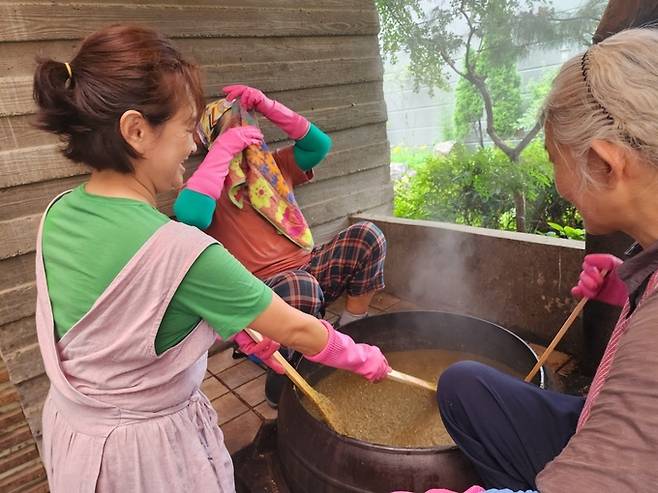 충북 괴산군 청천면 덕사리 구절초 마을 주민들이 옛날 방식으로 구절초 조청을 만들고 있다. 지준용 대표 제공