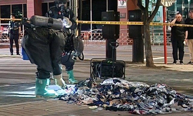 경기 파주 운정에서 대남 오물풍선 내용물을 방호복 차림 군인들이 확인하고 있다. 사진 제공=합동참모본부