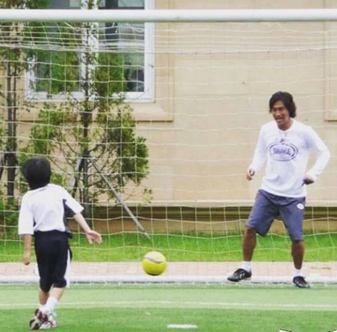 ▲ 이강인이 한국 축구의 전설 유상철 감독의 3주기를 기리는 추모 인사를 남겼다. 고인은 2021년 췌장암 투병 끝에 향년 50세의 나이로 별세했다. 이강인은 어린 시절 고인과 TV 프로그램 '날아라 슛돌이'를 통해 사제지간을 맺었다. 이강인은 세 번째 돌아온 스승의 기일에 먹먹한 추모 글을 게재했다. ⓒ 이강인 SNS