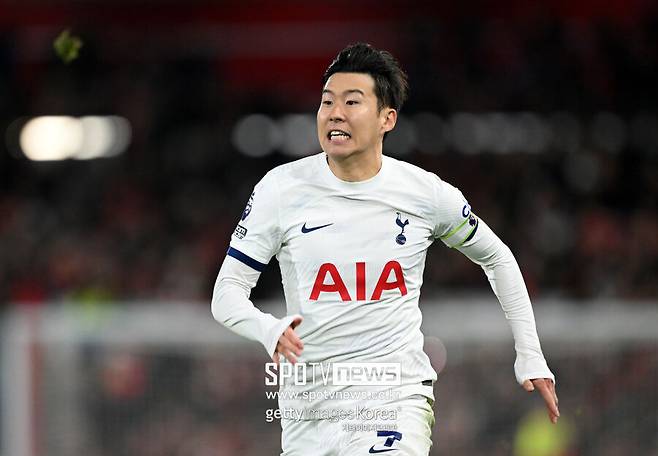 ▲ 손흥민에게 인종차별 공격을 한 영국 축구팬이 징계를 받았다. 노팅엄 포레스트를 지지하는 50대 남성은 손흥민과 토트넘 홋스퍼 원정 팬들에게 지속적으로 인종차별 욕설을 한 혐의로 기소됐다. 이스트미들랜즈 검찰청은 해당 남성에게 400만원이 넘는 벌금을 부과하고 3년간 모든 축구장의 출입을 금지시켰다.