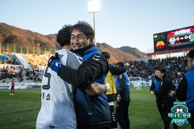 인천유나이티드 사령탑 시절 유상철 감독. /사진=한국프로축구연맹 제공