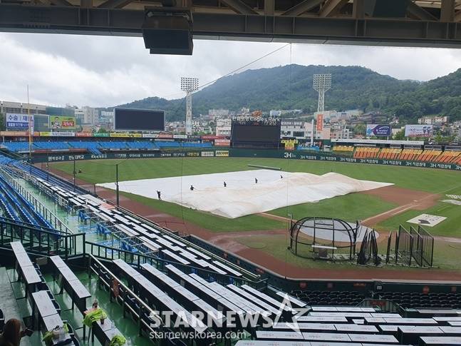 8일 NC 다이노스와 한화 이글스의 경기가 열리는 대전 한화생명 이글스파크에서 오후 1시 40분경 대형 방수포를 걷어내고 있다. /사진=양정웅 기자