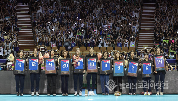 한국여자배구대표팀 은퇴식 후 팬들과 단체촬영하는 모습.