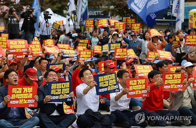 "해병대원 순직 특검 하라" (전주=연합뉴스) 정경재 기자 = 8일 전북대학교 앞 대학로에서 열린 '해병대원 특검법 관철을 위한 도민대회'에서 전북지역 더불어민주당 국회의원과 당원, 시민들이 구호를 외치고 있다. 2024.6.8 jaya@yna.co.kr