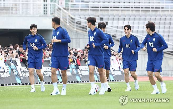 밝은 표정의 손흥민 (고양=연합뉴스) 류영석 기자 = 한국 축구 국가대표팀 주장 손흥민 등 선수들이 8일 오후 경기 고양종합운동장에서 열린 오픈 트레이닝에서 훈련을 하고 있다. 2024.6.8 ondol@yna.co.kr