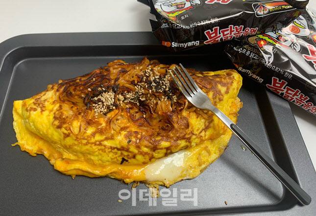 말레이시아 야시장에서 인기를 끌고 있는 불닭볶음면 오믈렛 (사진=한전진 기자)