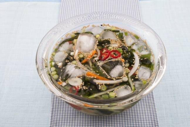 식초를 넣은 미역오이냉국은 더위가 기승을 부리는 시기 상큼한 맛과 함께 다양한 건강 효과를 낼 수 있다. [사진=클립아트코리아]