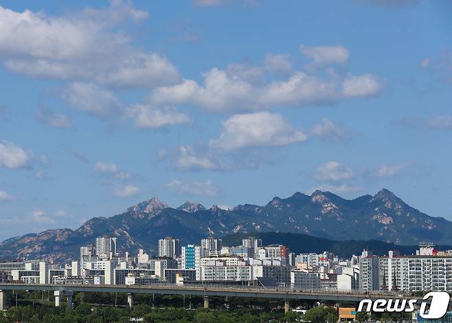 도심 위로 푸른 하늘이 펼쳐져 있다.(사진은 기사 내용과 무관함) / 뉴스1 ⓒ News1