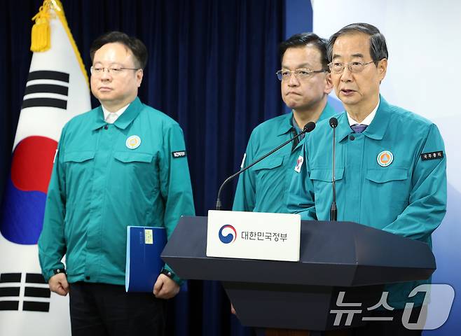 한덕수 국무총리가 9일 오후 서울 종로구 세종대로 정부서울청사에서 의료개혁 관련 브리핑을 하고 있다. 왼쪽부터 조규홍 보건복지부 장관, 최상목 경제부총리 겸 기획재정부 장관, 한 국무총리. 2024.6.9/뉴스1 ⓒ News1 박정호 기자