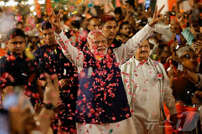 4일(현지시간) 인도 뉴델리에서 나렌드라 모디 인도 총리가 지지자들에게 양 손으로 V자를 그리며 화답하고 있다. 2024.06.04/ ⓒ 로이터=뉴스1 ⓒ News1 권진영 기자