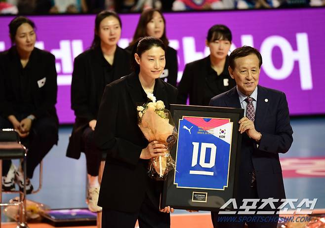 국대 '넘버 10' 기념액자를 들고 포즈를 취하는 김연경.